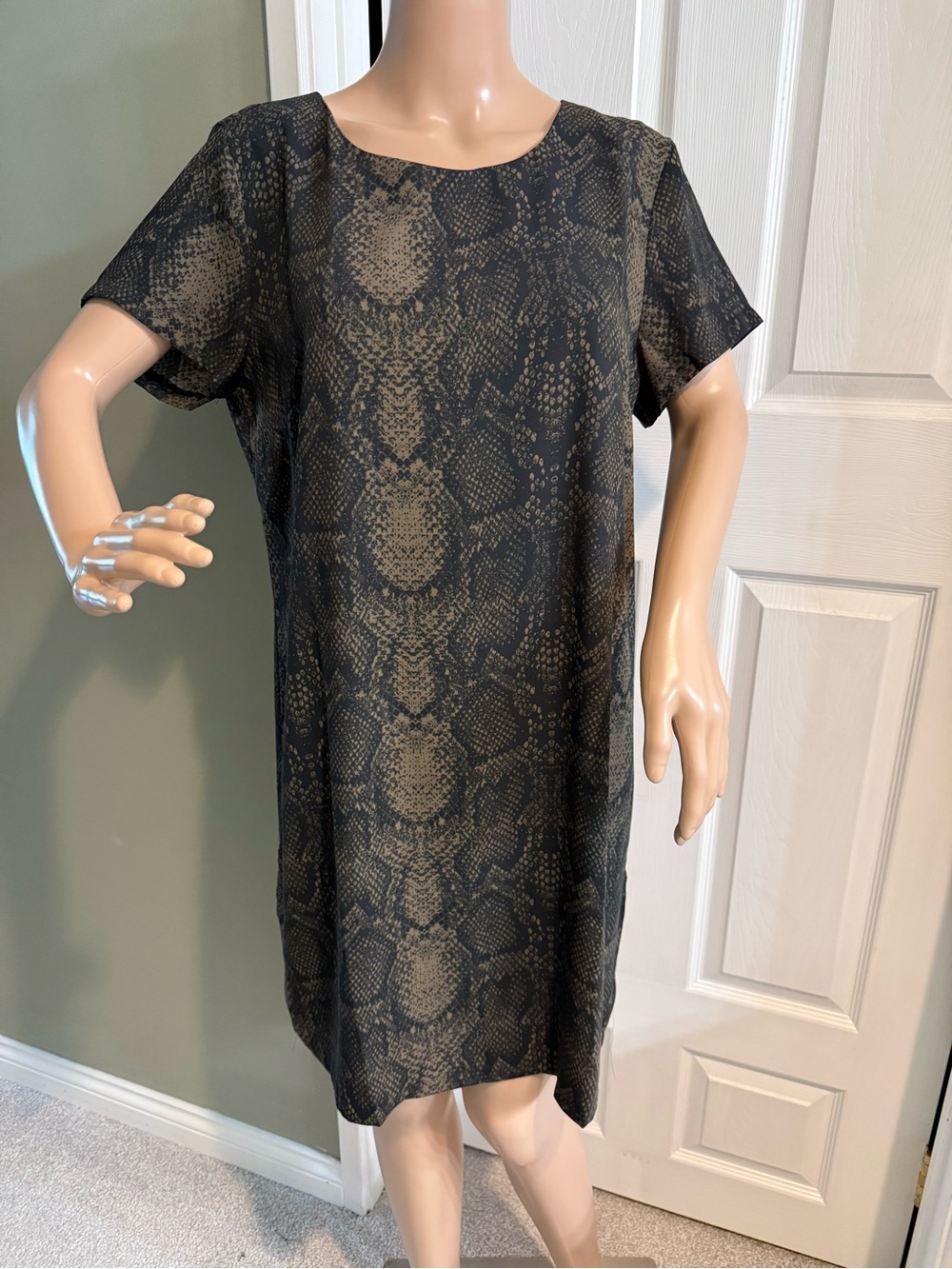 NWT Nicole Miller Snakeskin Print Shift Dress Size 12 Casual Versatile